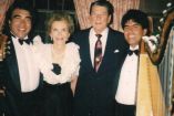 Ernesto Franco junto a su arpa, a su derecha, el expresidente de los Estados Unidos Ronald Reagan.