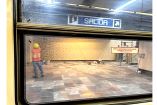 Trabajador de la Sobse laborando en la estación Zócalo de la L2 del Metro.