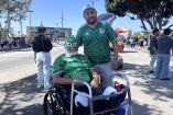 Silvestre Rodríguez junto a su hijo durante el juego de México vs Sudáfrica.