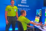 La imagen de la polémica del árbitro Shaun Evans y su gesto con la mano derecha.