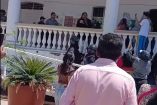 Un grupo de habitantes de Acatlán de Osorio, en Puebla, tomó este lunes las instalaciones de la Presidencia Municipal