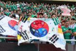 Los coreanos pintaron de azul y rojo parte de las tribunas del Estadio Guadalajara