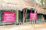 Un local en Tulum con pancarta de “Se renta”.
