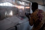 Personal sanitario de la OMS atiende a pacientes en un centro de tratamiento de ébola en la provincia de Ituri, noreste de la RDC.