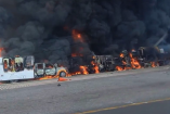 Una pipa cargada con combustible se quedó sin frenos y provocó un accidente con explosiones en la carretera Cárdenas–Coatzacoalcos; la vía fue cerrada.
