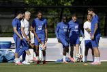 El estratega Didier Deschamps regresa a Francia para asistir a los funerales de su madre.