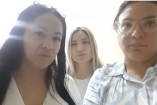 Al momento de grabar el vídeo de auxilio (cerca de las 21:00 horas), sumaban ya tres horas de encierro forzado.