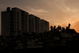 Familias buscan a sus seres queridos entre escombros tras los terremotos en el norte del país.