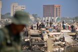 Personas y rescatistas buscando entre los escombros de edificios colapsados tras el doble terremoto en Venezuela.