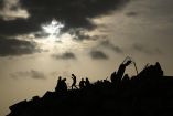 Equipos de rescate trabajan contrarreloj entre las ruinas dejadas por los terremotos.