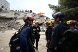 US rescue squad members get ready on arrival in Caraballeda, La Guaira State, Venezuela on June 28, 2026, following twin Miembros de un equipo de rescate estadounidense se preparan tras su llegada a Caraballeda, en el estado de La Guaira (Venezuela), el 28 de junio de 2026, después de dos terremotos consecutivos.