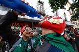 Aficionados en el Fan Fest del Zócalo capitalino aprovechan para tomar bebidas alcohólicas.