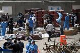 Personal forense auxiliando a venezolanos tras doble sismo.