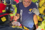 Carlos Colmenares se reencontró con su hijo de 12 años tras ser rescatado con vida luego de 122 horas bajo los escombros en Venezuela.