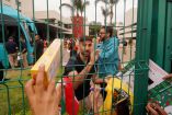 Los futbolistas recibieron obsequios de los fans mexicanos.