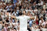 Novak Djokovic celebra su triunfo en Wimbledon y se instala en la Tercera Ronda del torneo.