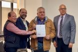 Guadalupe Acosta Naranjo, Emilio Álvarez Icaza y Marco Antonio Baños sostienen la constancia oficial otorgada por el INE a Somos México como partido político nacional.
