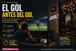 Aficionados ven un partido en una sala mientras vecinos celebran un gol antes de que aparezca en la pantalla.