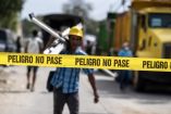 Familiares permanecen cerca de las zonas de rescate a la espera de noticias sobre sus seres queridos desaparecidos.