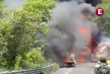 Imagen de una fuerte explosión de una pipa de combustible en el km 38 de la autopista Puente de Ixtla-Iguala, cerca de Platanillo, Guerrero. Múltiples vehículos están en llamas y una gran columna de humo negro se eleva. Un soldado observa la escena.