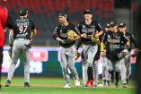 Los Piratas de Campeche remontaron una desventaja de cuatro carreras y sorprendieron a los Diablos Rojos del México al imponerse 8-5 en el primer juego de la serie en el Estadio Alfredo Harp Helú.
