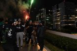 Inglaterra parecía haber librado la serenata previa al duelo contra México, pero poco después de la una de la madrugada un grupo de aficionados apareció con música y bengalas cerca del hotel de concentración. El operativo evitó que se acercaran al inmueble, aunque no pudo impedir del todo el ruido.