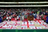 Aficionados de Inglaterra muestran sus banderas previo a los Octavos de Final en el Estadio Ciudad de México ante el Tri de Javier Aguirre.