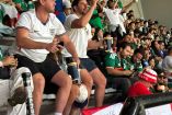 Dos aficionados ingleses se robaron las miradas al bailar en medio de una tribuna repleta de seguidores de la Selección Mexicana, durante la espera por el inicio del partido amenizada por el sonido local.