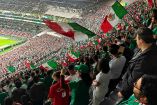 Miles de banderas mexicanas ondearon en la parte alta de la cabecera norte del Estadio Ciudad de México, una imagen que recordó las históricas postales del Mundial de 1986.