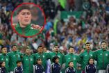Armando González y los jugadores de México durante el Himno Nacional ante Inglaterra desde la cancha del Estadio Ciudad de México.