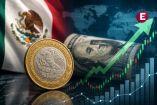Moneda de México frente a un billete de dólar con gráficos financieros que ilustran la ligera depreciación del peso mexicano ante el fortalecimiento del dólar.