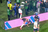 Jordan Henderson sufrió una fractura en el brazo izquierdo después de querer librar una valla publicitaria al final del juego entre México e Inglaterra.