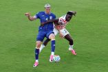 Momento exacto en el que Folarin Balogun comete una dura falta sobre el bosnio Tarik Muharemovic, acción que le costó la tarjeta roja, que ya le fue retirada por el Comité arbitral de la FIFA.