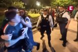 Fotograma de video viral que muestra a un policía de Querétaro agrediendo y empujando a un aficionado con camiseta de la Selección Mexicana en el Centro Histórico de la ciudad durante festejos.(Este es el texto más importante para Google y la accesibilidad. Describe lo que se ve en el contexto de la noticia).Fotograma de video viral que muestra a un policía de Querétaro agrediendo y empujando a un aficionado con camiseta de la Selección Mexicana en el Centro Histórico de la ciudad durante festejos.