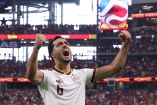 Mikel Merino celebra el tanto con el que España venció 1-0 a Portugal para avanzar a cuartos de final del Mundial.