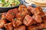 Crujiente chicharrón de atún para botanear o taquear