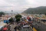 Con detonaciones de arma de fuego y un enfrentamiento entre padres de familia contra policías de Ixtapaluca se llevó a acabo de la detención de dos profesores del Celestino Freinet.