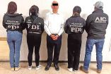 Víctor Rodríguez Padilla, exdirector de Pemex, detenido y custodiado por elementos de la PDI de la CDMX.