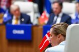 Mette Frederiksen, primera ministra de Dinamarca, al fondo Donald Trump, durante la cumbre OTAN 2026.