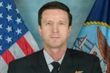 Gabriel Edwards, originario de Oakland, Oregón, ingresó a la Armada en 2006 tras graduarse en la Norfolk State University y obtuvo sus Alas de Oro en 2008.