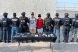 A los sujetos les decomisaron un arma larga, dos armas cortas, cuatro cargadores para arma larga abastecidos, dos dispositivos móviles y dinero en efectivo.