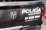 De acuerdo con la versión oficial, uno de los policías intentó quitarse la chamarra durante el trayecto y, al manipular su arma de cargo para volver a enfundarla, ésta se accionó.