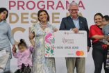 Al término del evento se realizó la entrega simbólica de apoyos económicos a familias beneficiarias