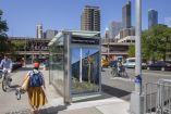 Las 12 fotografías del artista visual Gabriel Orozco se instalaron en 300 marquesinas de autobús en las ciudades de Nueva York, Chicago y Boston.