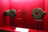 La muestra incluye piezas arqueológicas como cuchillos de sacrificio, esferas de piedra e instrumentos musicales minuatura.