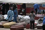 Forenses entre víctimas y ataúdes en el puerto de La Guaira