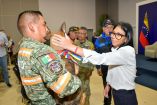 Delcy Rodríguez dona perrita rescatista a México