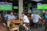 CIUDAD DE MÉXICO, 22JUNIO2026.- Aficionados de diversas nacionalidades observan el primer tiempo del partido entre las selecciones de Francia e Irak, correspondiente a la Copa Mundial de la FIFA 2026, en restaurantes de la colonia Roma. Al llegar el medio tiempo, el encuentro fue suspendido debido a las condiciones climatológicas, con marcador de 1-0 a favor de Francia.FOTO: CAMILA AYALA BENABIB / CUARTOSCURO.COM
