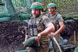 Un integrante de la 15.ª Brigada Kara-Dag de Ucrania carga un proyectil.