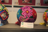 El Metro exhibe 42 balones decorados con técnicas artesanales en Pino Suárez como parte del Mundial Social 2026